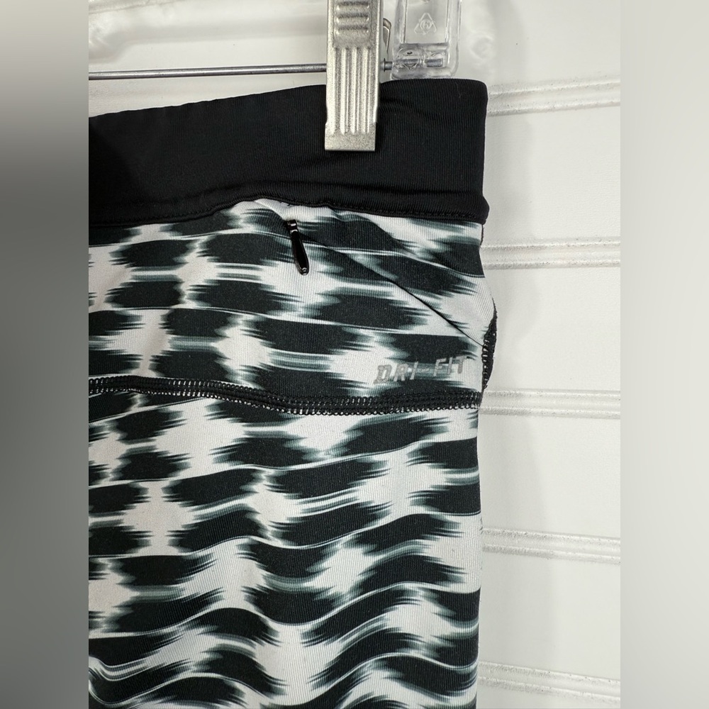 Nike women’s relay Dri-Fit black & white pattern athletic legging. Size small - Picture 6 of 10